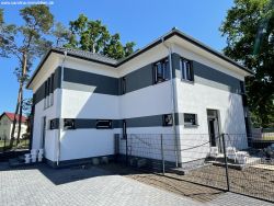 Doppelhaus und Einfahrt Doppelhaus und Einfahrt