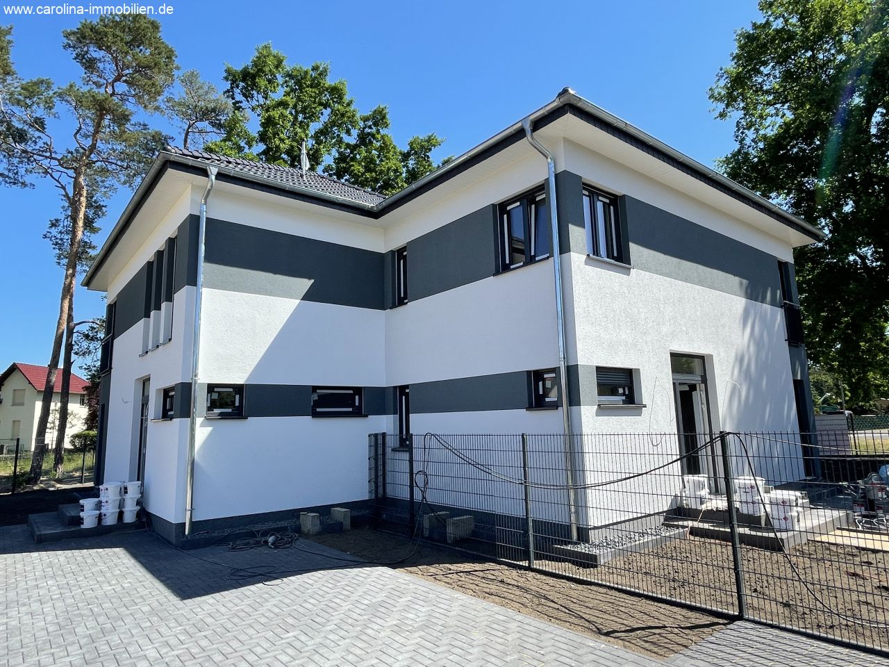 Doppelhaus und Einfahrt Doppelhaus und Einfahrt